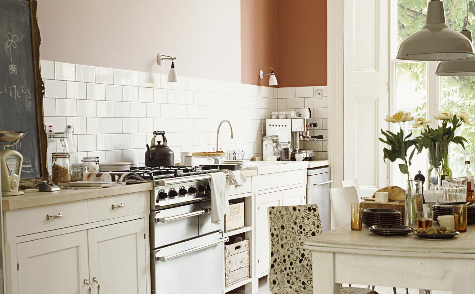 Lựa chọn màu trắng mềm mại cho căn bếp mang phong cách đồng quê