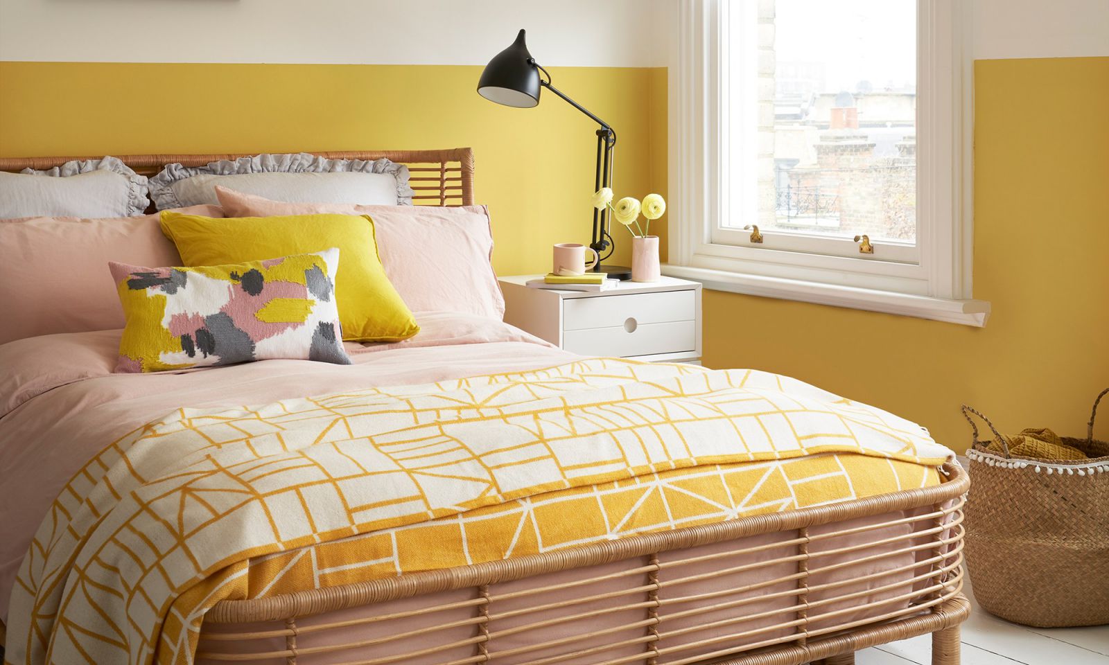 Phòng ngủ ấm áp với tông vàng